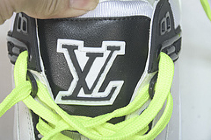 LV SNEAKER LOW YEE-004