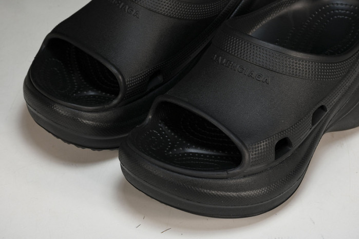 BLCG POOL CROCS  SLIDES W1S8E-1000