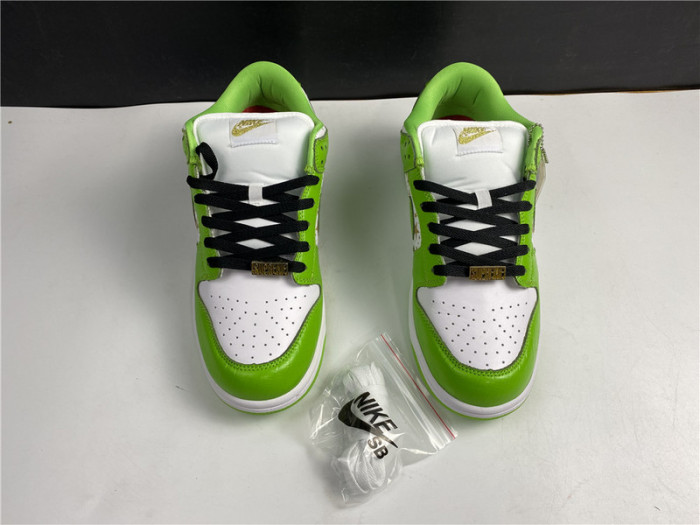 Nike SB Dunk Low Supreme Stars Mean Green (2021) DH3228-101